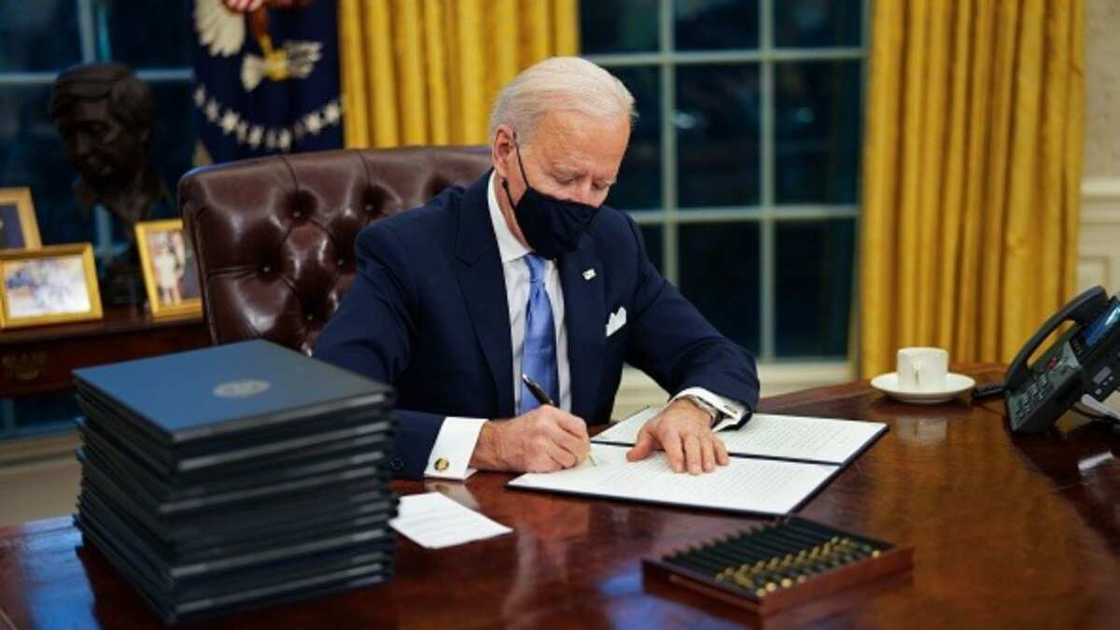 Biden signs 17 executive orders to reverse Trump policies Biden signs 17 executive orders to reverse Trump policies