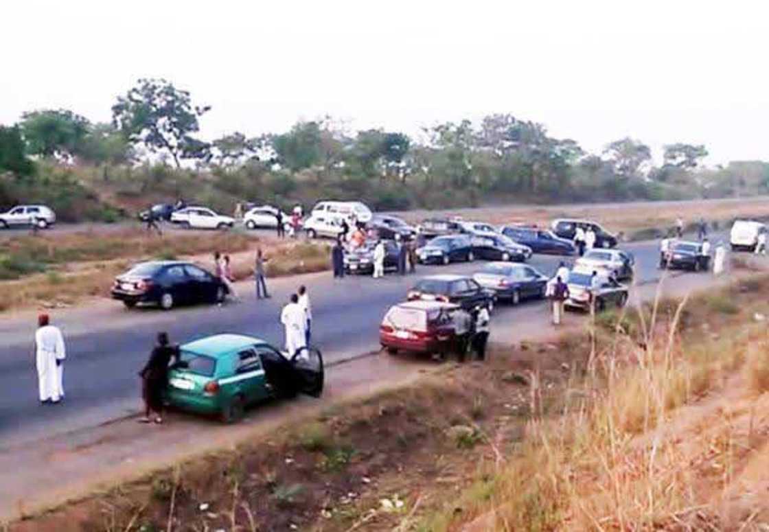 Fusatattun Matasa Sun Rufe Hanyar Kaduna-Abuja Fusatattun Matasa Sun Rufe Hanyar Kaduna-Abuja