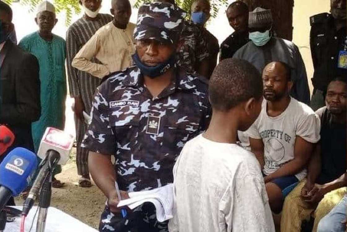 Na kashe mutum biyu: Yaro mai shekaru 14 da aka kama cikin 'yan bindiga a Katsina Na kashe mutum biyu: Yaro mai shekaru 14 da aka kama cikin 'yan bindiga a Katsina