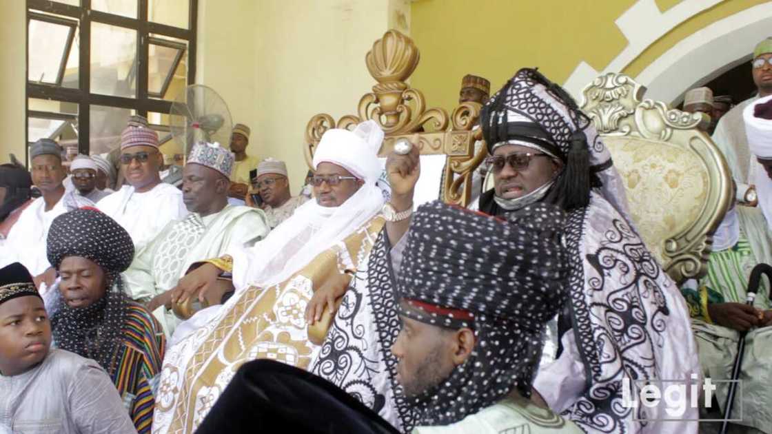 Hotuna: Sarkin Bauchi, yana dagawa masu hawan sallah hannu Hotuna: Sarkin Bauchi, yana dagawa masu hawan sallah hannu