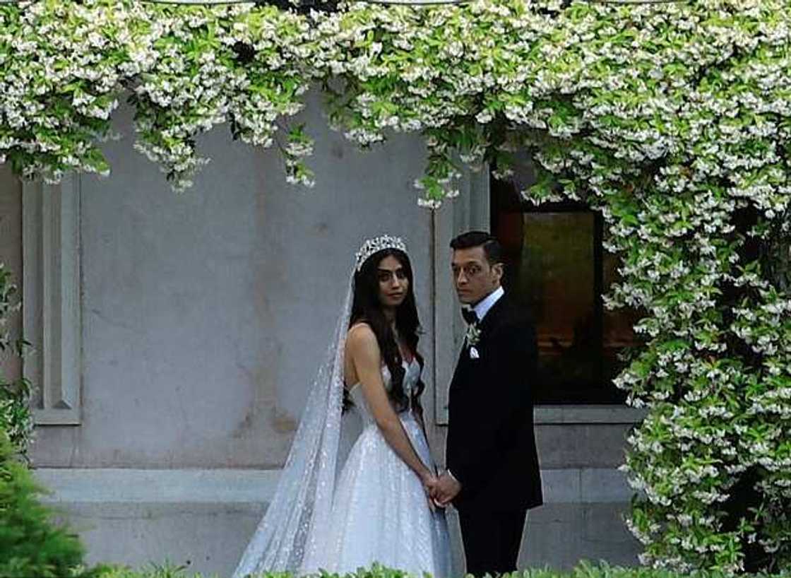 Shahararren dan kwallon Arsenal ya yi aure, shugaban kasa ya halarta Shahararren dan kwallon Arsenal ya yi aure, shugaban kasa ya halarta