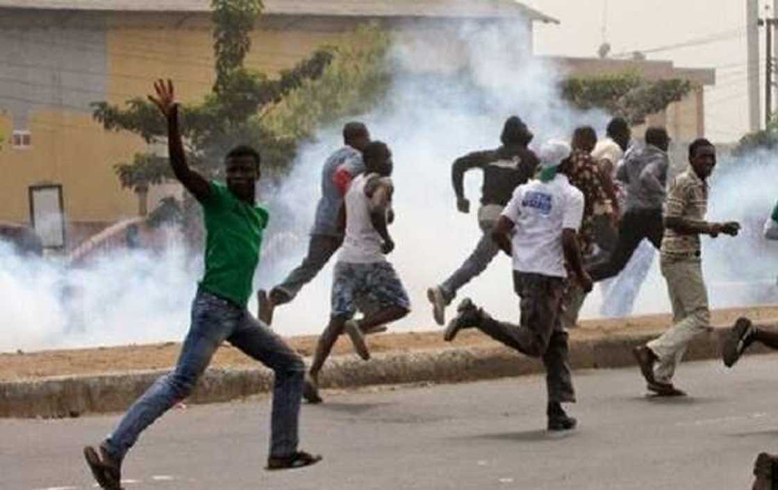 Da Ɗumi-Ɗumi: Ƴan Daba Sun Kaiwa Hadimin Ministan Buhari Da Wasu Ƴan Majalisa Hari a Osun Da Ɗumi-Ɗumi: Ƴan Daba Sun Kaiwa Hadimin Ministan Buhari Da Wasu Ƴan Majalisa Hari a Osun