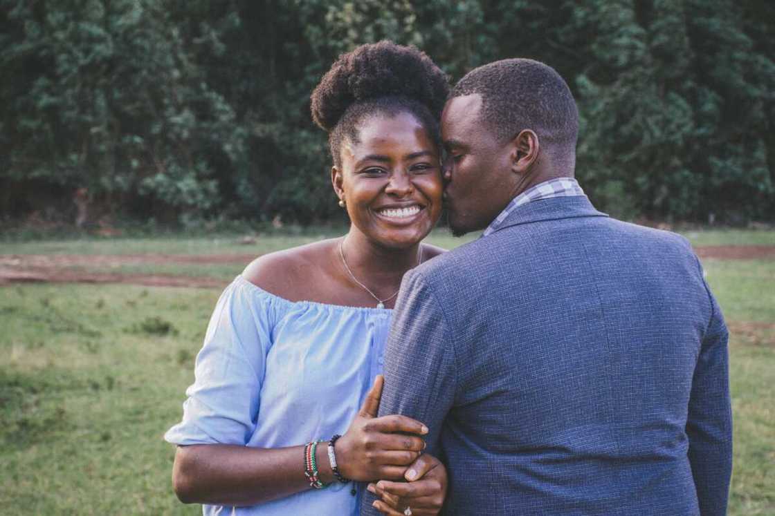 A man kissing a won on her cheeks