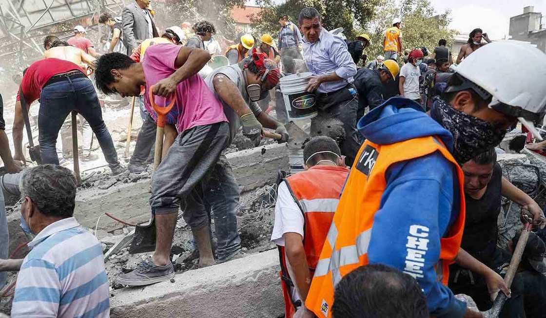Bidiyo: Yadda aka tono wani yaro dan shekara 4 da rai bayan shafe kwana daya a karkashin wani gini da ya danne shi Bidiyo: Yadda aka tono wani yaro dan shekara 4 da rai bayan shafe kwana daya a karkashin wani gini da ya danne shi