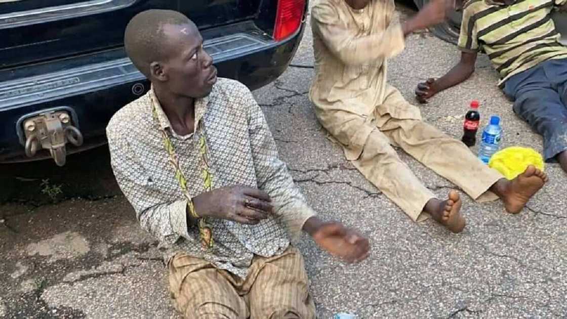 Hounan mutum 11 da Matawalle ya ceto daga hannun 'yan bindiga Hounan mutum 11 da Matawalle ya ceto daga hannun 'yan bindiga