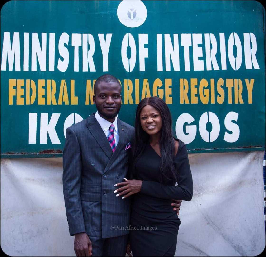 Hotuna: Ango ya garzaya wurin zanga-zangar EndSars daga wurin ɗaurin aurensa Hotuna: Ango ya garzaya wurin zanga-zangar EndSars daga wurin ɗaurin aurensa