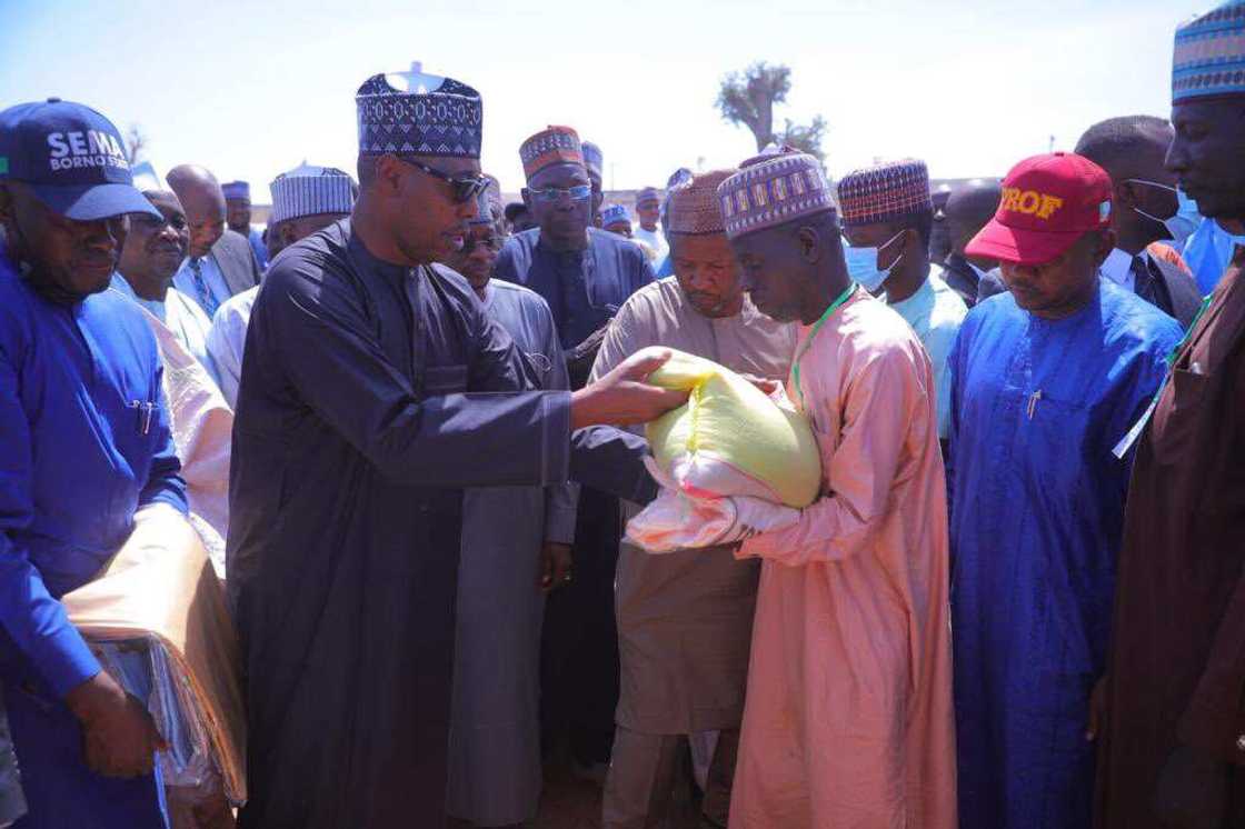 Zulum ya gina gidaje 803 a Malari ya gwangwaje wadanda suka koma da N58.5m da kayan abinci Zulum ya gina gidaje 803 a Malari ya gwangwaje wadanda suka koma da N58.5m da kayan abinci