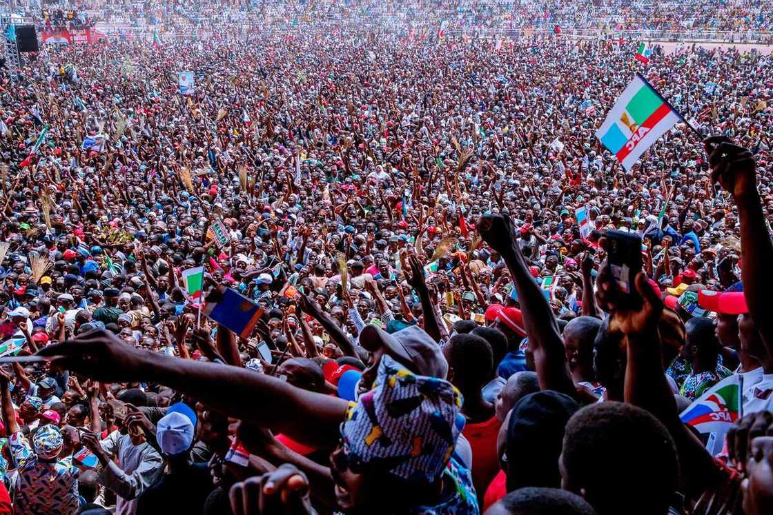 Hotuna da bidiyo: Yadda mutan jihar Taraba da Adamawa suka tarbi shugaba Buhari Hotuna da bidiyo: Yadda mutan jihar Taraba da Adamawa suka tarbi shugaba Buhari