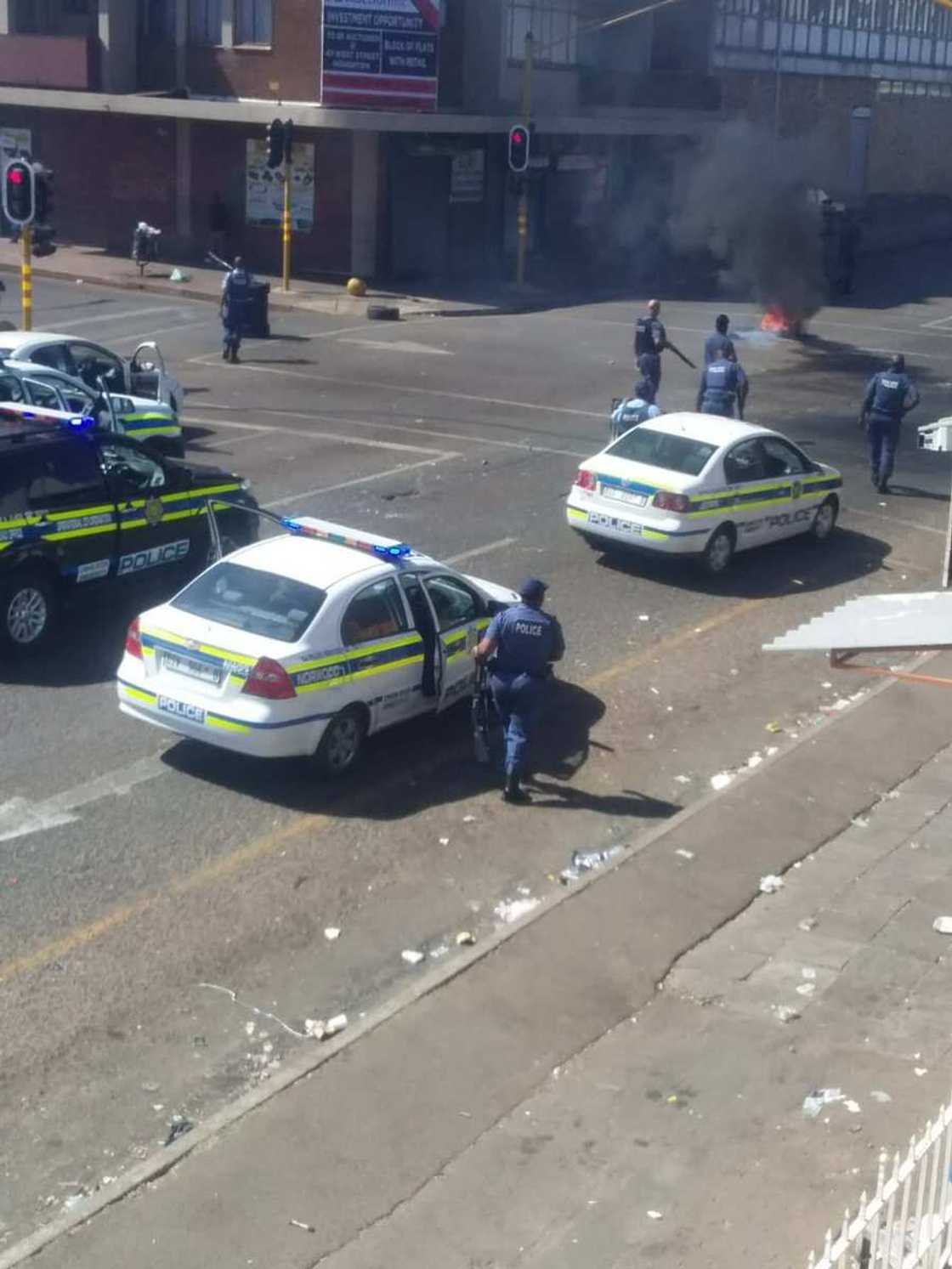 Yadda aka kashe mutane, aka kona shagunan yan Najeriya a kasar Afirka ta kudu (Hotuna da bidiyoyi) Yadda aka kashe mutane, aka kona shagunan yan Najeriya a kasar Afirka ta kudu (Hotuna da bidiyoyi)