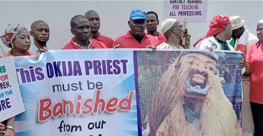 Protesters mock Ngige Protesters mock Ngige