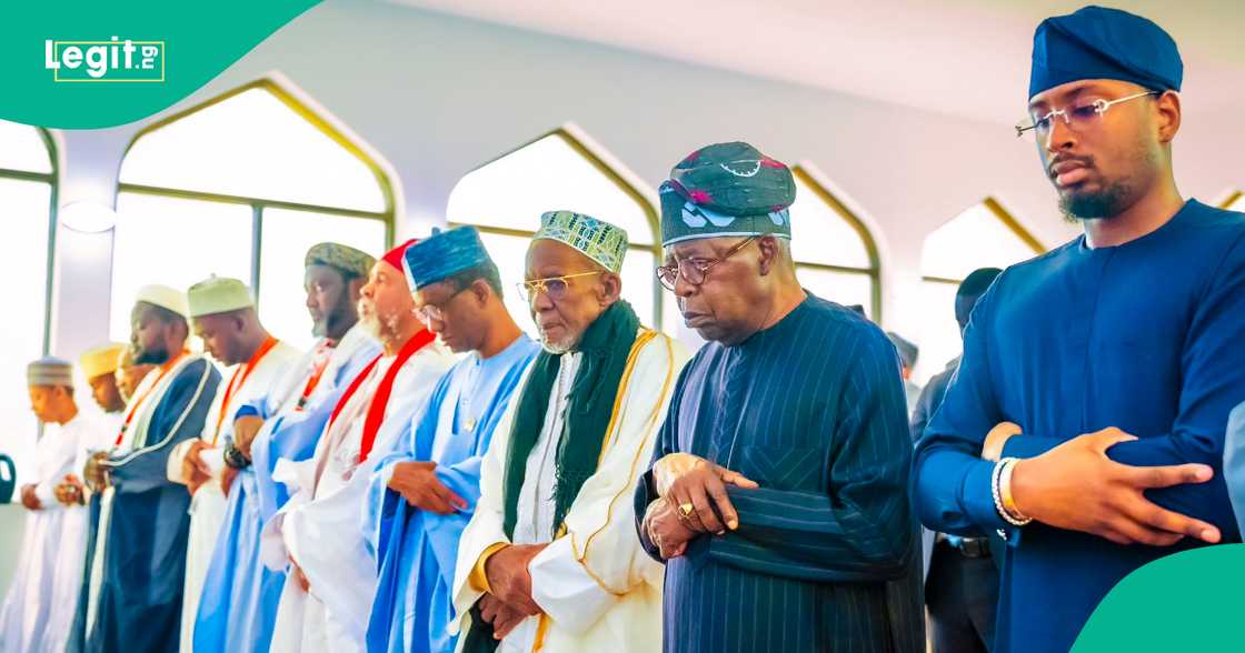 Tinubu da ƴan Tijjaniyya. Tinubu da ƴan Tijjaniyya.