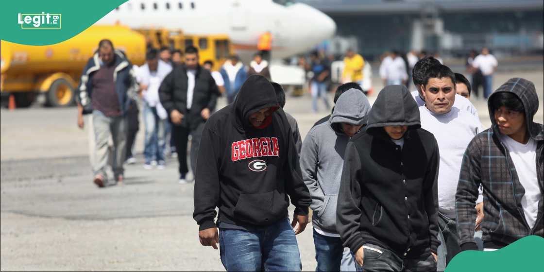 An immigration officer speaks with travellers at a U.S. port of entry.