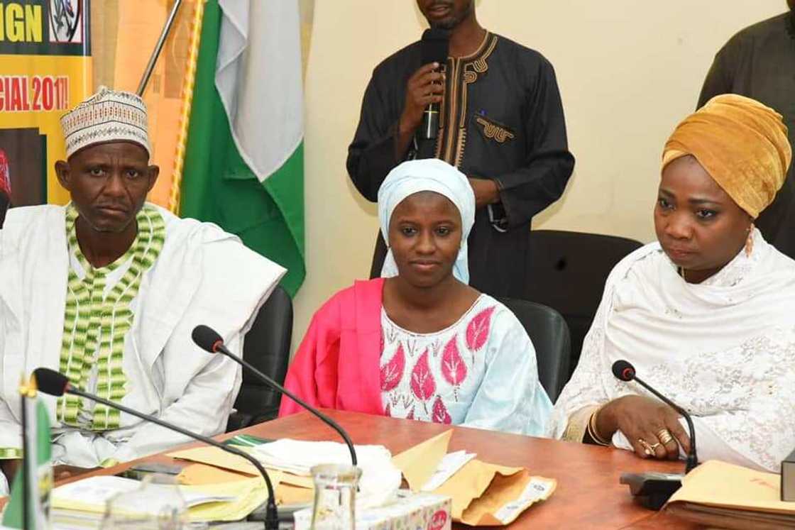 Gwamna Ganduje ya ba Zainab Aliyu da Ibrahim Abubakar kyautar miliyan uku-uku Gwamna Ganduje ya ba Zainab Aliyu da Ibrahim Abubakar kyautar miliyan uku-uku