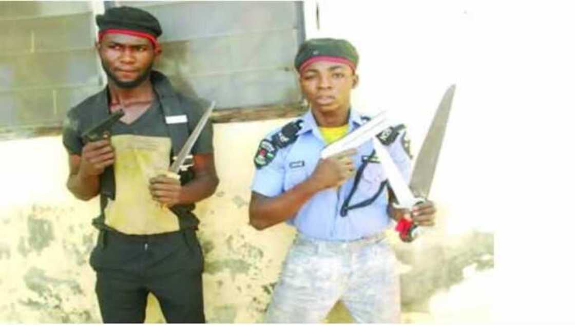 Kalli wasu yan fashi da makami da aka kama sanye da kayan jami’an Yansanda Kalli wasu yan fashi da makami da aka kama sanye da kayan jami’an Yansanda