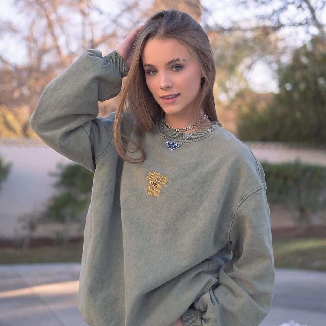 Anna Shumate's age Anna Shumate's age