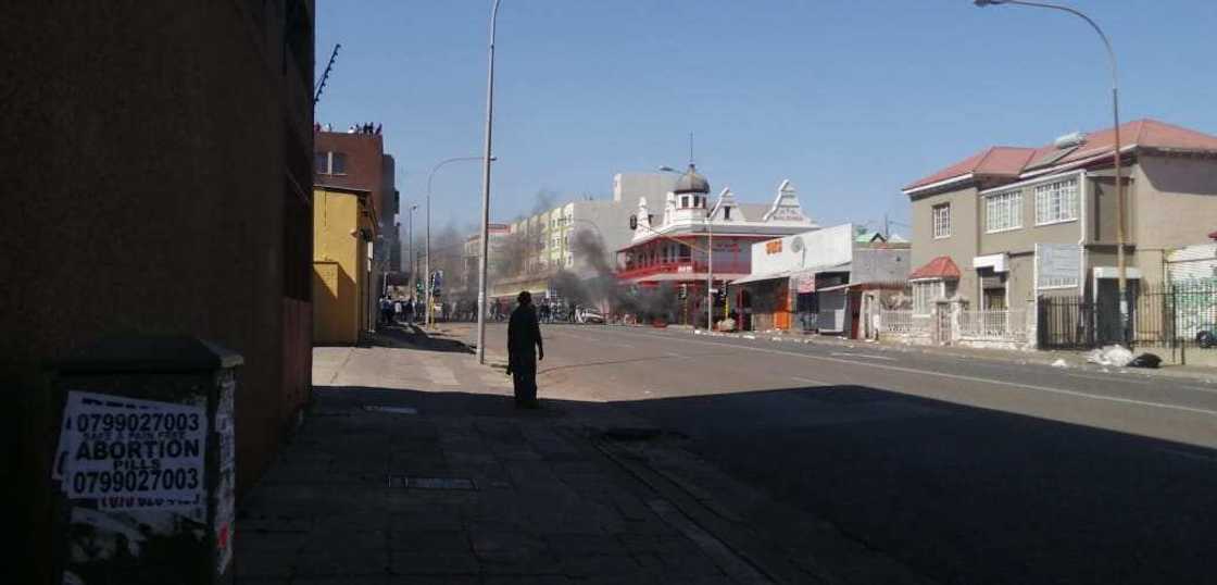 Yadda aka kashe mutane, aka kona shagunan yan Najeriya a kasar Afirka ta kudu (Hotuna da bidiyoyi) Yadda aka kashe mutane, aka kona shagunan yan Najeriya a kasar Afirka ta kudu (Hotuna da bidiyoyi)