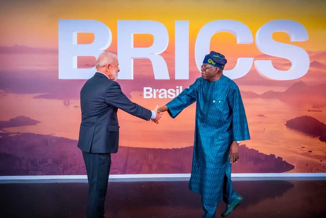 Tinubu na shan hannu da wani shugaba a wani taron BRICS na 2025 Tinubu na shan hannu da wani shugaba a wani taron BRICS na 2025