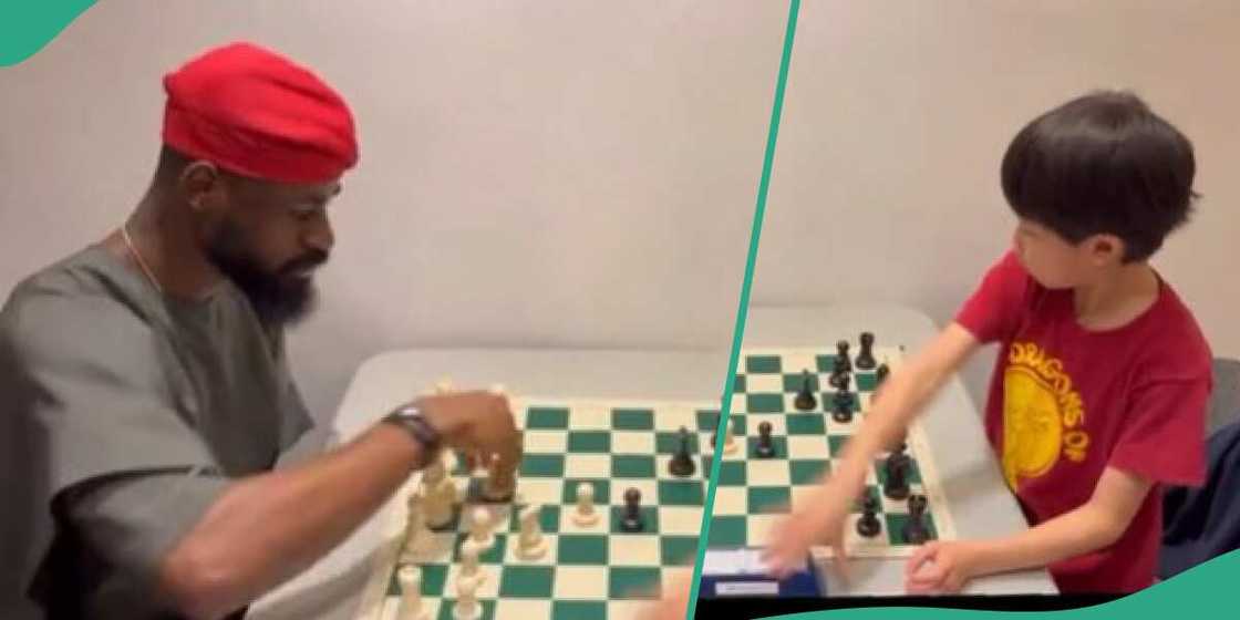 Tunde Onakoya playing chess Tunde Onakoya playing chess