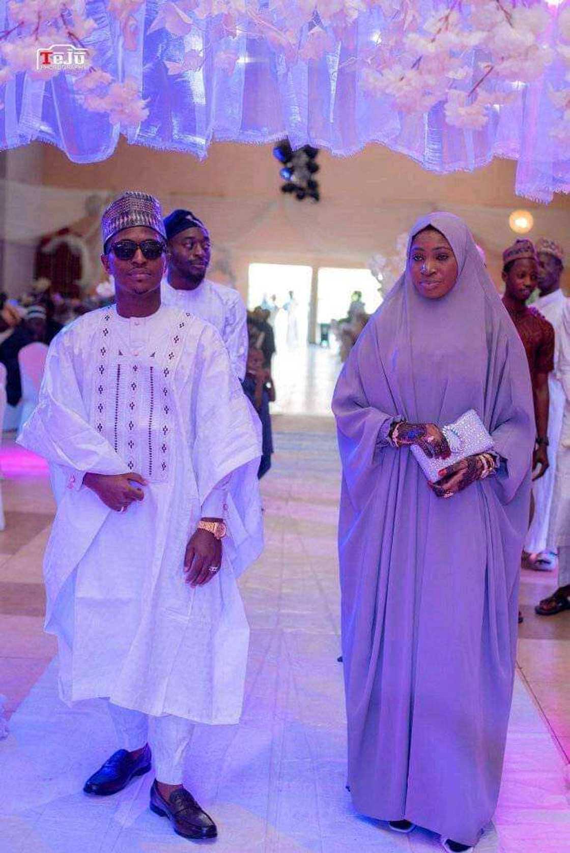 Ustazai: Wankan kamala na amarya da ango a wajen liyafar aurensu ya jawo cece-kuce a kafafen sada zumunta Ustazai: Wankan kamala na amarya da ango a wajen liyafar aurensu ya jawo cece-kuce a kafafen sada zumunta