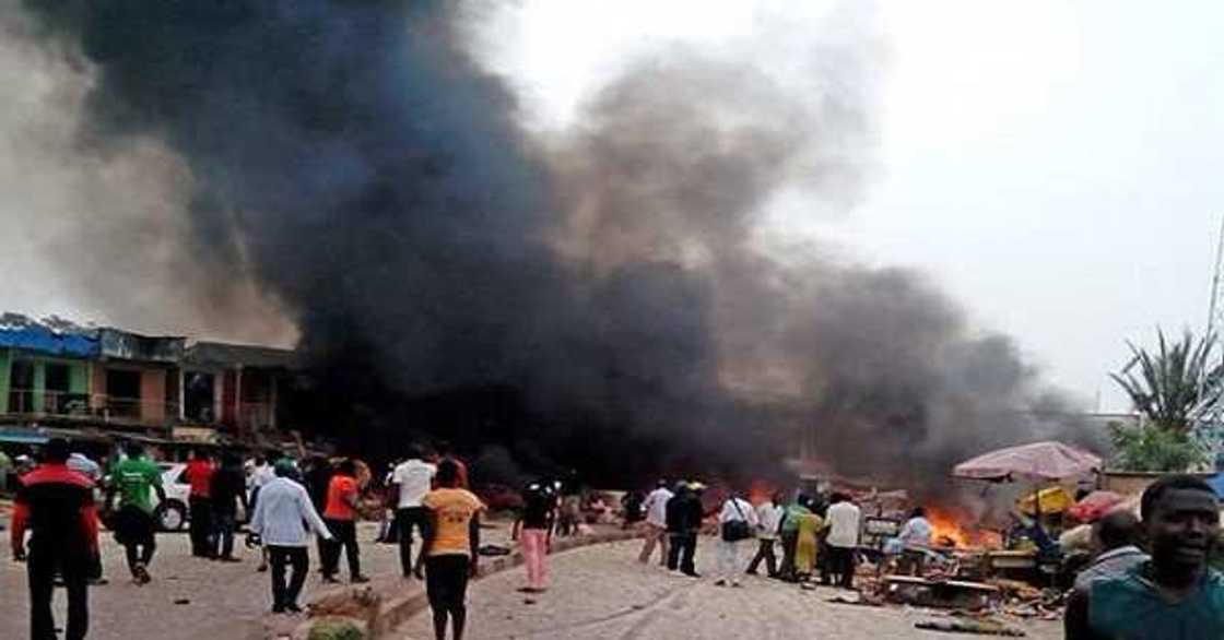 Yan Boko Haram sun sun kona barikin yan sanda, Coci da gidan Janar a Adamawa Yan Boko Haram sun sun kona barikin yan sanda, Coci da gidan Janar a Adamawa