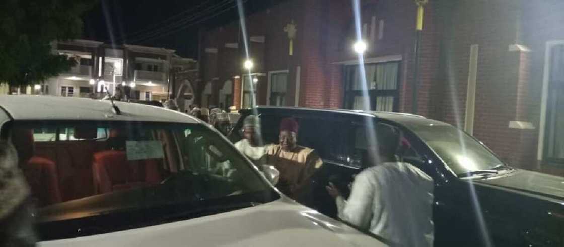 Hotunan tsula-tsulan motocin zamani da Zulum ya mika ga sabon Shehun Borno Hotunan tsula-tsulan motocin zamani da Zulum ya mika ga sabon Shehun Borno