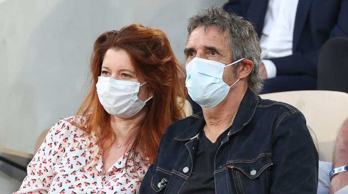 Julien Clerc et Hélène Gremillon assistent aux demi-finales hommes lors de la 13e journée de Roland-Garros 2021, un tournoi de tennis du Grand Chelem au stade Roland-Garros le 11 juin 2021 à Paris, France. (Photo de Jean Catuffe) Julien Clerc et Hélène Gremillon assistent aux demi-finales hommes lors de la 13e journée de Roland-Garros 2021, un tournoi de tennis du Grand Chelem au stade Roland-Garros le 11 juin 2021 à Paris, France. (Photo de Jean Catuffe)