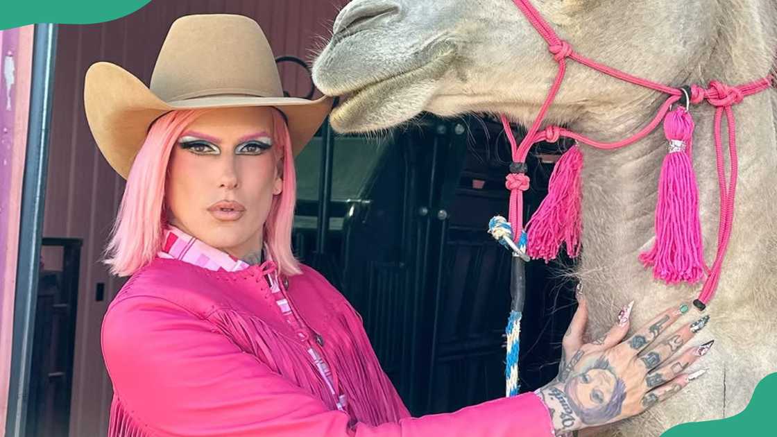 Jeffree Star stands next to a camel Jeffree Star stands next to a camel