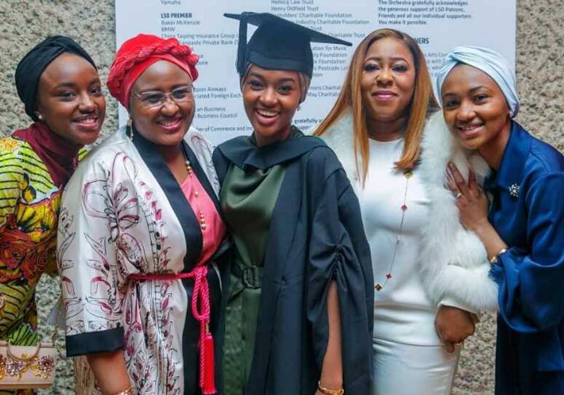 'Yar Shugaba Buhari Ta Ciri Tuta, Ta Kammala Digirin Digirgir a Ilimin Daukar Hoto 'Yar Shugaba Buhari Ta Ciri Tuta, Ta Kammala Digirin Digirgir a Ilimin Daukar Hoto