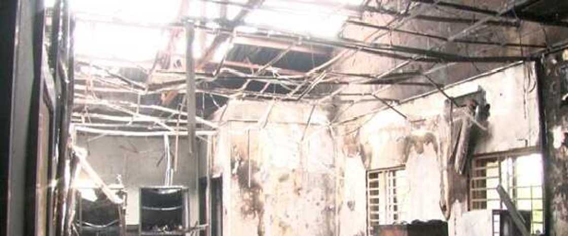 Gobarar ofishin INEC: Hotunan kayayyaki da takardun da ta lashe Gobarar ofishin INEC: Hotunan kayayyaki da takardun da ta lashe