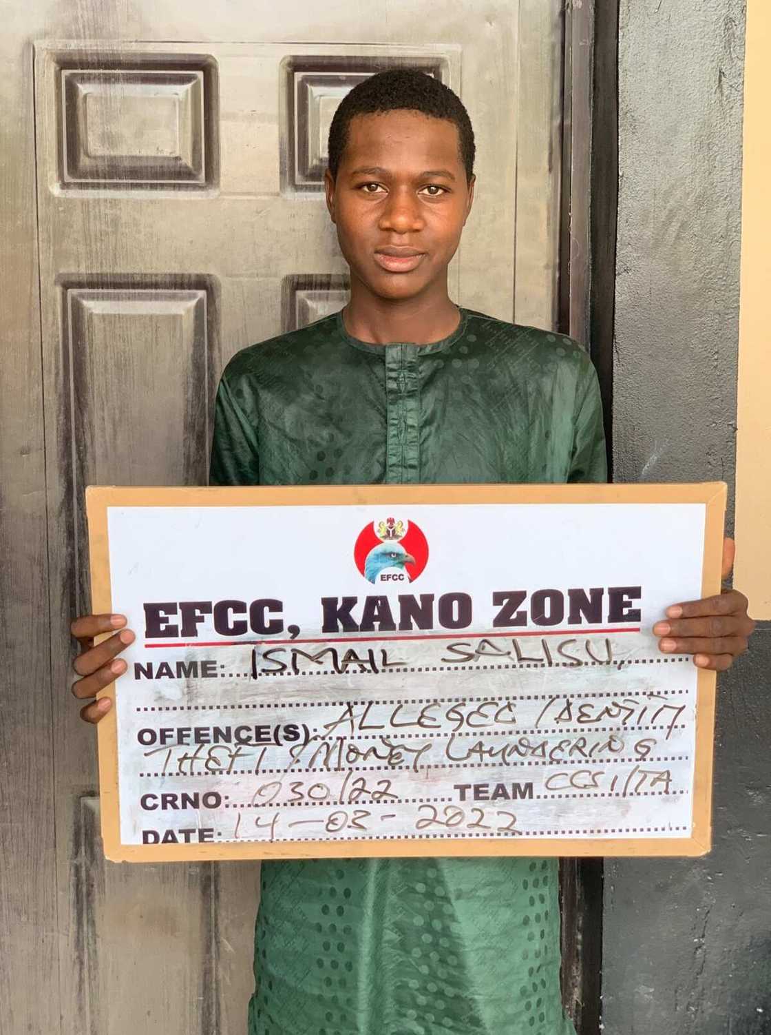 EFCC ta damke wasu matasa shida kan zargin sace wa Kakarsu kudi a jihar Kano EFCC ta damke wasu matasa shida kan zargin sace wa Kakarsu kudi a jihar Kano
