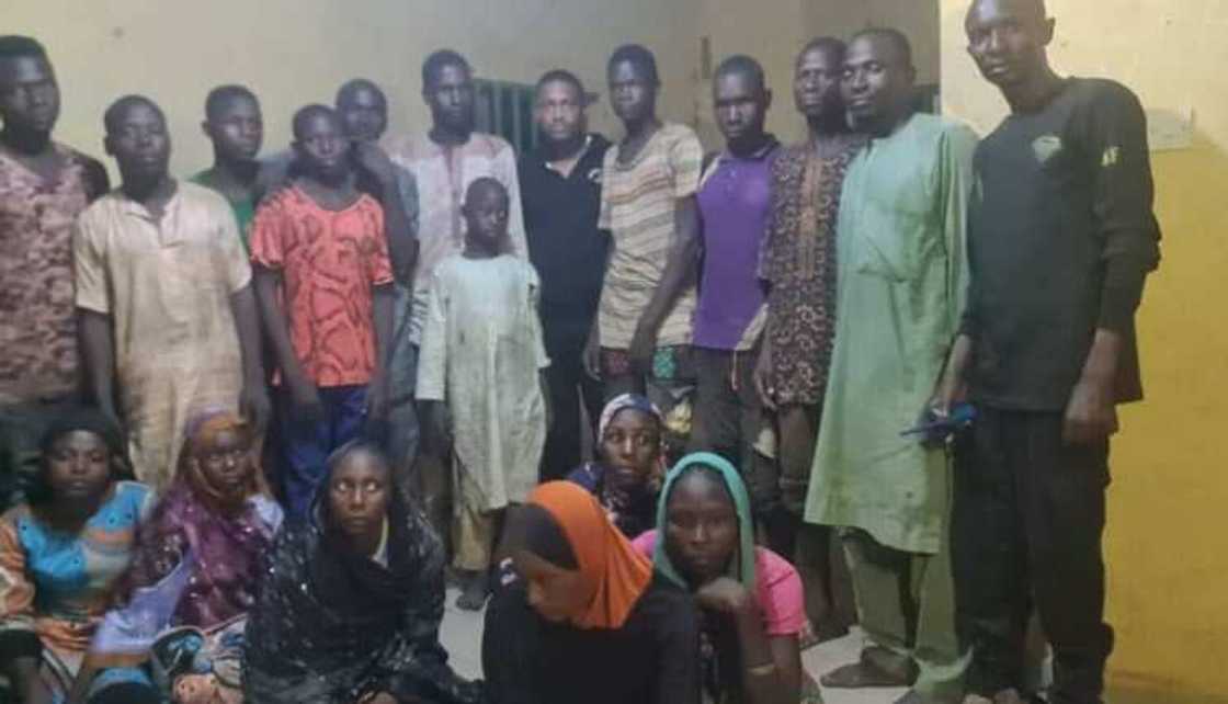 Sojoji sun ceto mutane 17 daga masu garkuwa a jihar Kebbi Sojoji sun ceto mutane 17 daga masu garkuwa a jihar Kebbi