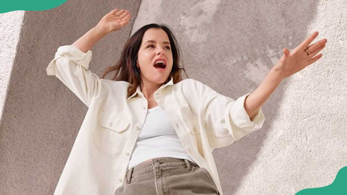 Parker Posey appears during a photoshoot Parker Posey appears during a photoshoot