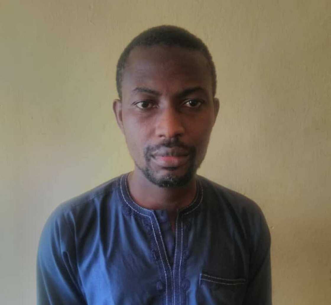 Barawon da ya kwace motoci 18 a cikin kwanaki 90 ya shiga hannun 'yan sanda Barawon da ya kwace motoci 18 a cikin kwanaki 90 ya shiga hannun 'yan sanda