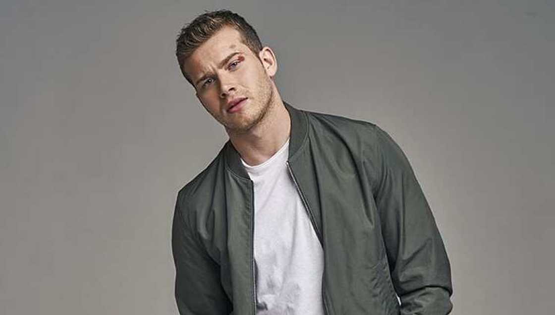 Oliver Stark Oliver Stark