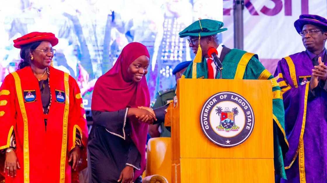 Gwamnan Legas ya bai wa daliba kyautar N10m Gwamnan Legas ya bai wa daliba kyautar N10m