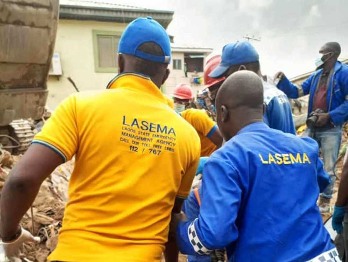 LASEMA officials, collapsed building LASEMA officials, collapsed building