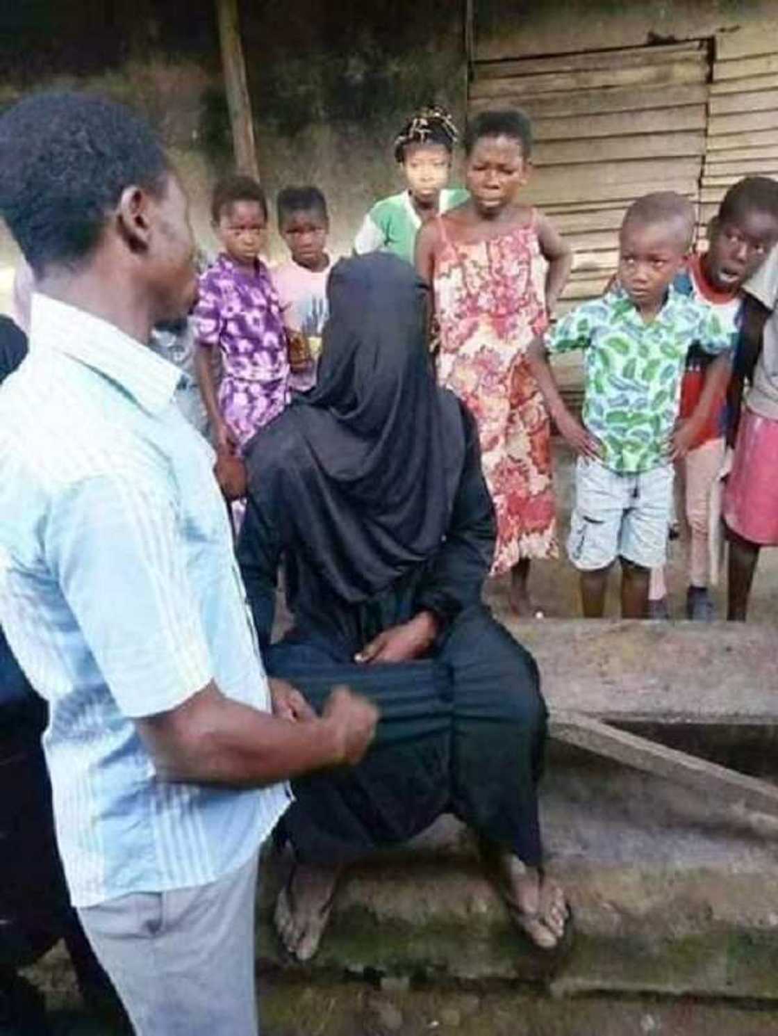 An damke wani kwarto da ke sanya kayan mata yana zuwa gidan matan aure suna zina An damke wani kwarto da ke sanya kayan mata yana zuwa gidan matan aure suna zina