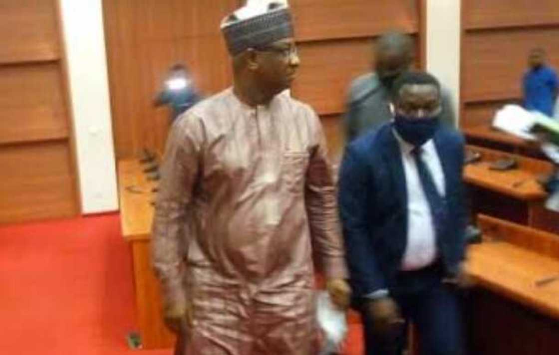 Harkallar diban aiki: 'Yan majalisa sun kori ministan Buhari bayan musayar yawu Harkallar diban aiki: 'Yan majalisa sun kori ministan Buhari bayan musayar yawu