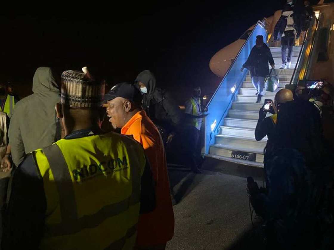 Ukraine: Hotunan 'Yan Najeriya 121 da Suka Iso Daga Poland Cikinsu Har da Jinjiri Ukraine: Hotunan 'Yan Najeriya 121 da Suka Iso Daga Poland Cikinsu Har da Jinjiri