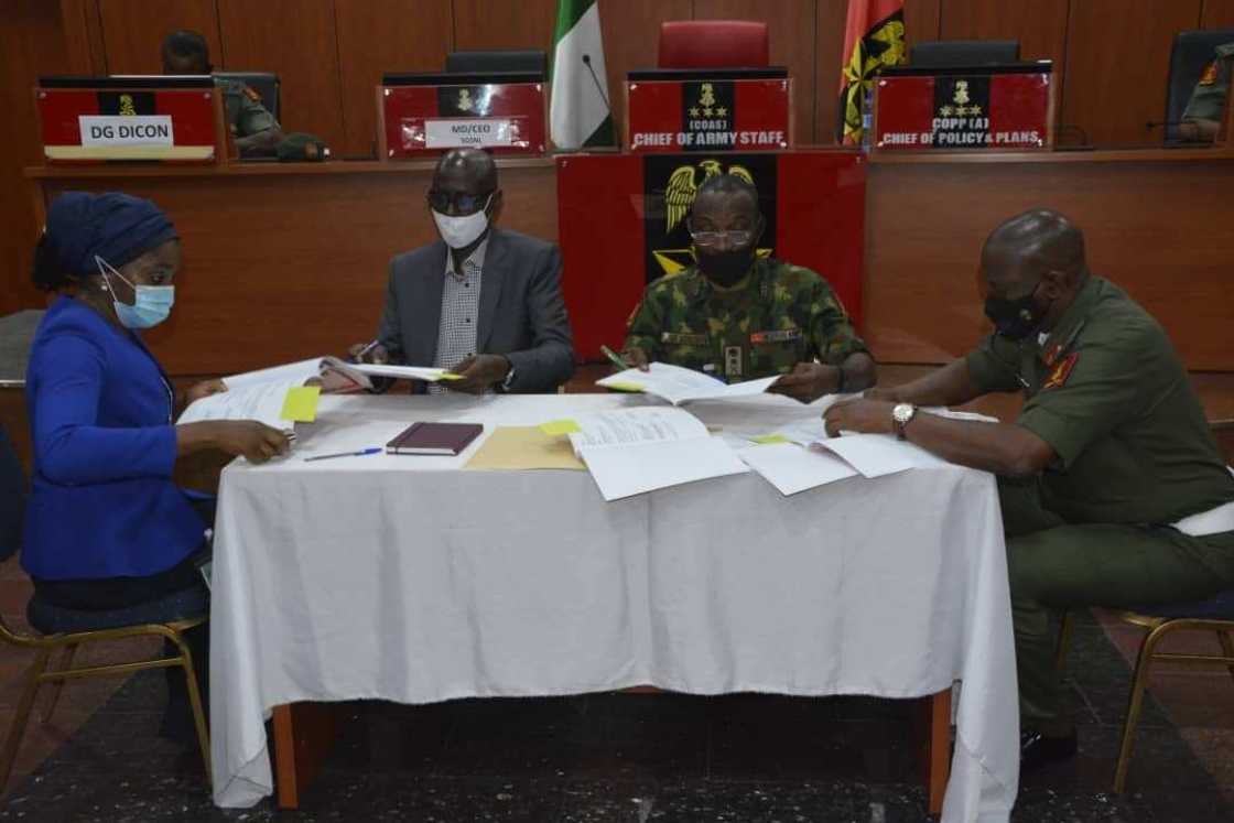 Rundunar sojin Nigeria ta sa hannu kan jarjejeniyar fara sarrafa kayan aikinta da kanta Rundunar sojin Nigeria ta sa hannu kan jarjejeniyar fara sarrafa kayan aikinta da kanta