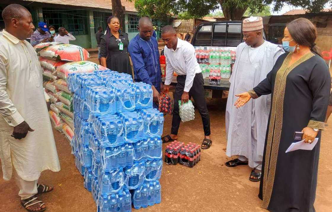 EidelKabir: Gov Ugwuanyi Presents Sallah Gifts to Muslims in Enugu EidelKabir: Gov Ugwuanyi Presents Sallah Gifts to Muslims in Enugu