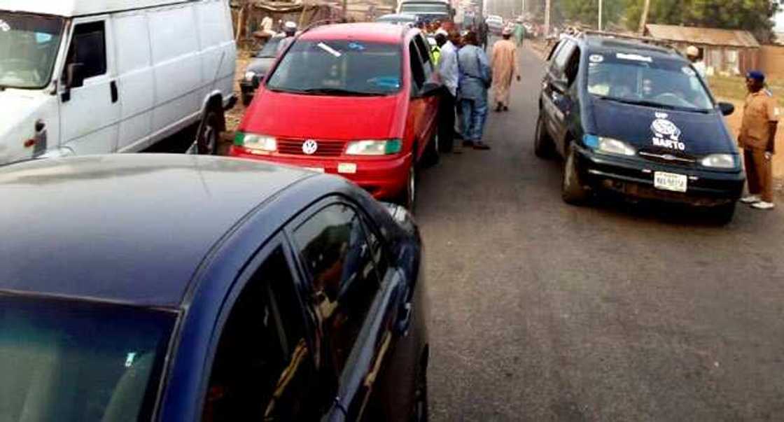 Yayin da 'yan bindiga suka tare hanya a Neja Yayin da 'yan bindiga suka tare hanya a Neja