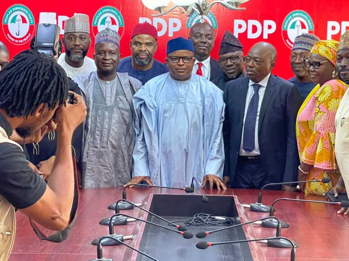 Da Duminsa: Abokai Sun Siya Wa Tambuwal Fom Din Takarar Shugabancin Kasa Da Duminsa: Abokai Sun Siya Wa Tambuwal Fom Din Takarar Shugabancin Kasa