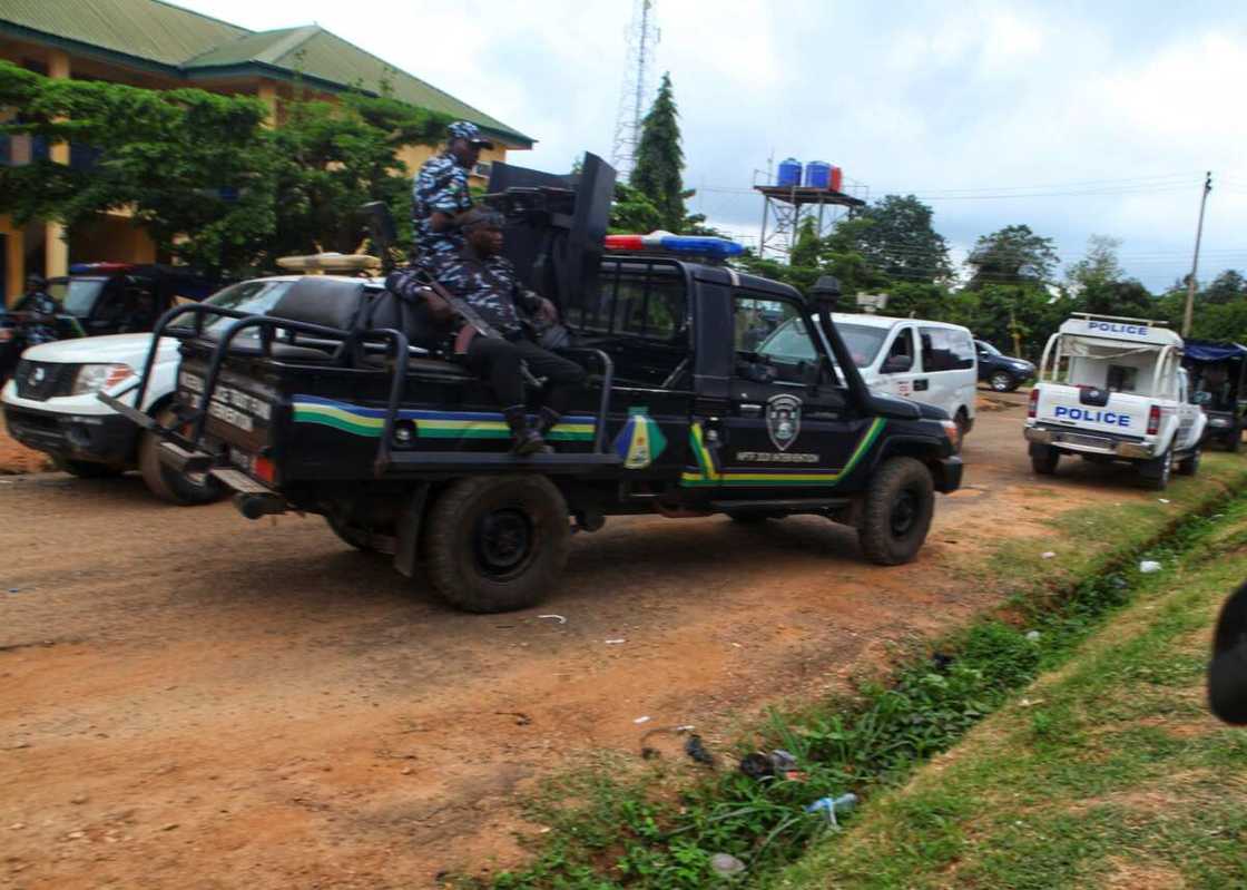 Dakarun yan sanda yayin sinitiri a Osun.