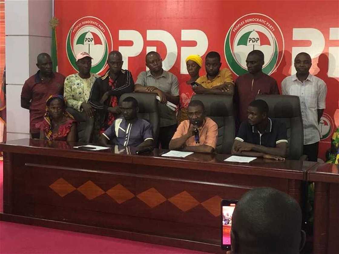 Mutanen garinsu Ayu. Mutanen garinsu Ayu.