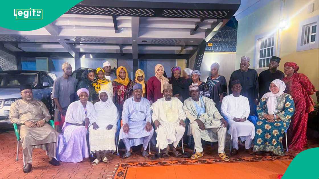 'Yar Uwa sakataren gwamnatin jihar Kano ta sauya sheka zuwa jam'iyyar APC 'Yar Uwa sakataren gwamnatin jihar Kano ta sauya sheka zuwa jam'iyyar APC