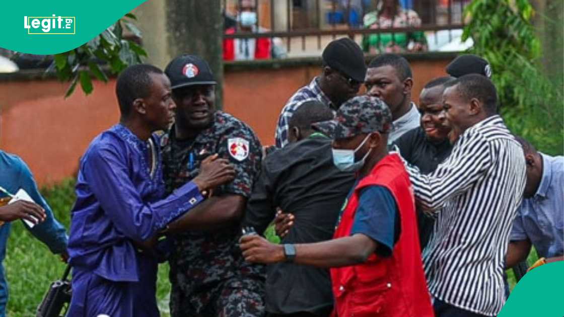 Jami'an hukumar EFCC sun cafke masu sayen kuri'u a zaben jihar Edo Jami'an hukumar EFCC sun cafke masu sayen kuri'u a zaben jihar Edo