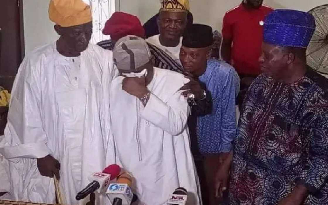 An Kwashi Ƴan Kallo Bayan Sanatan Legas Mai Neman Kujera a Ogun Ya Fashe Da Kuka a Gaban Mutanen Yankinsa An Kwashi Ƴan Kallo Bayan Sanatan Legas Mai Neman Kujera a Ogun Ya Fashe Da Kuka a Gaban Mutanen Yankinsa