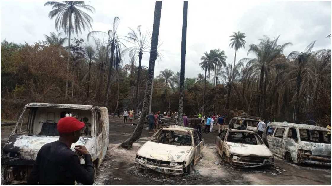 Sama da rayuka 100 sun salwanta sakamakon gobara da ta tashi a matatar man fetur din sata a Imo Sama da rayuka 100 sun salwanta sakamakon gobara da ta tashi a matatar man fetur din sata a Imo