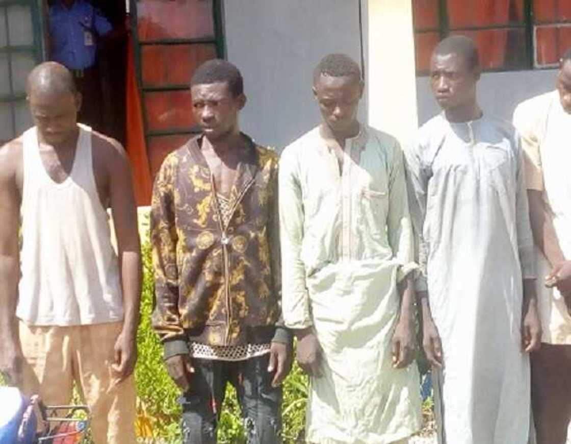 Rundunar 'yan sanda ta yi bajakolin wasu luwadi a jihar Sokoto (Hoto) Rundunar 'yan sanda ta yi bajakolin wasu luwadi a jihar Sokoto (Hoto)